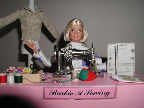 Barbie am Nähen ;-)